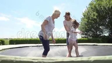 祖母、孙女和母亲在<strong>蹦蹦</strong>跳跳